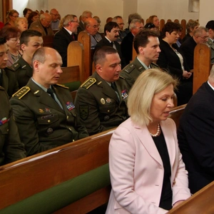 Pripomienka 65. výročia ukončenia vojny a vyznamenanie generálneho biskupa