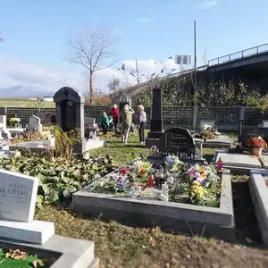 Dôchodci z Príboviec sa starajú o opustené hroby